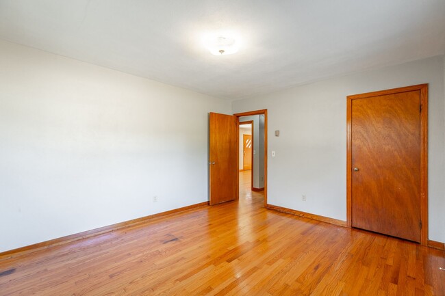 Building Photo - 2 bedroom, 1 bath unit in the heart of Eas...