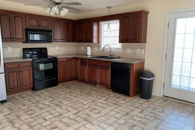 Building Photo - End Unit Townhouse in Wyndhurst