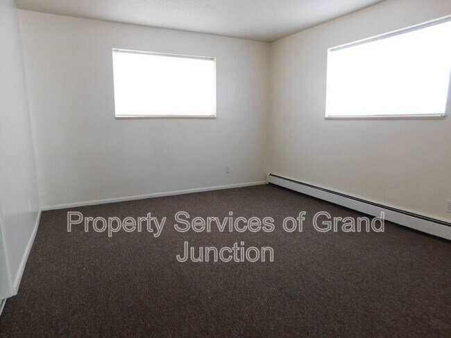 Building Photo - 396 S Camp Rd