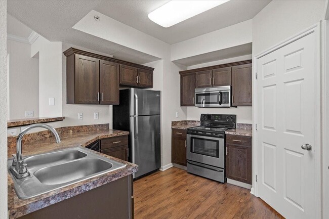 Seurat Kitchen - Crescent Apartment Homes