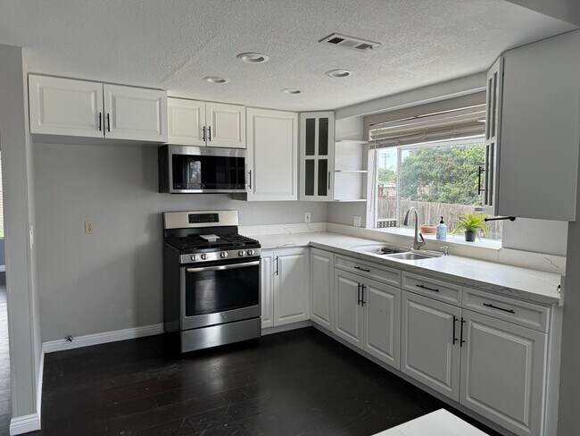 Building Photo - House for Rent