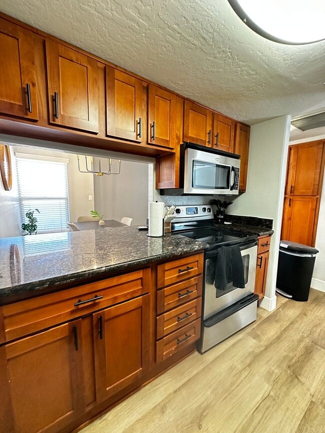 Building Photo - FULLY FURNISHED 1 BEDROOM 1 BATHROOM CONDO UPDATED HEART OF THE VALLEY