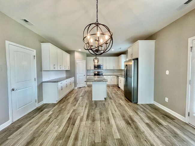 Building Photo - Spacious 4 Bedroom, 2 And A Half Bath Nest...