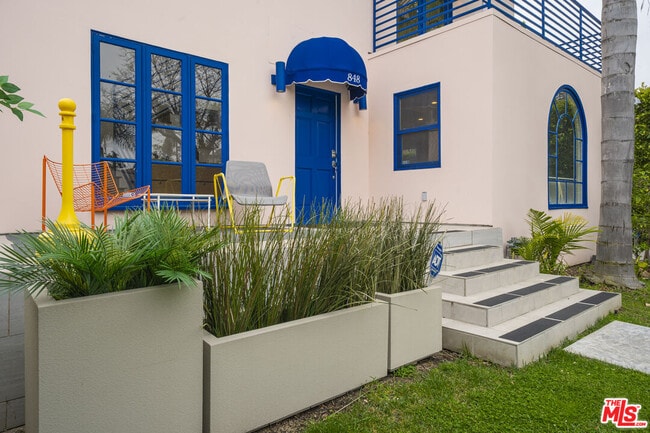 Building Photo - 848 N Las Palmas Ave