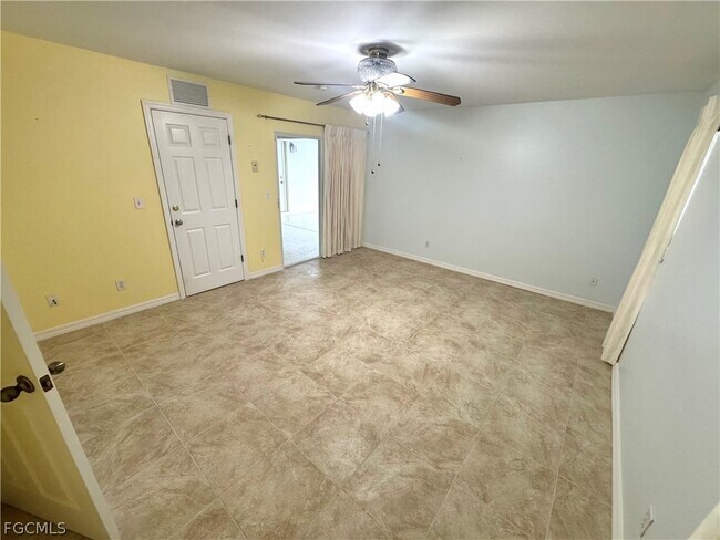 Building Photo - 4409 SW 15th Ave