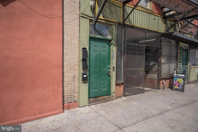 Building Photo - 122-122 Perry St