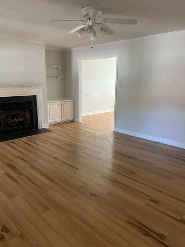 Building Photo - 3  Bedroom Townhome
