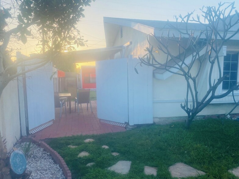 Building Photo - 8871 Belmont St