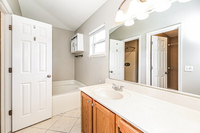 Building Photo - 12607 Reeding Ridge Dr N