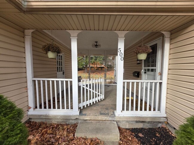 Building Photo - / MOVE IN SPECIAL / SIGN YOUR LEASE BY THE END OF FEBRUARY AND GET A $500 CREDIT! UPDATED RANCH C...