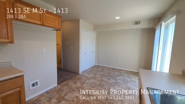 Building Photo - 1413 SE M St