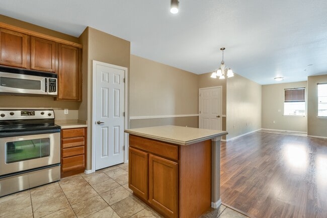 Building Photo - Updated, 3 Bed Condo in Aurora!!!!
