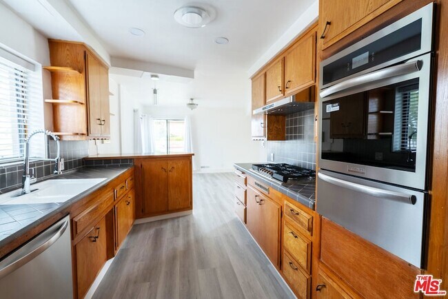 Building Photo - 443 Lomita St