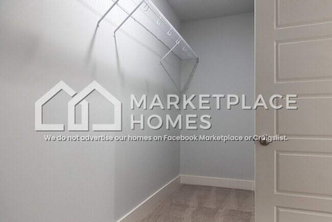 Building Photo - 2070 Hyacinth Ln