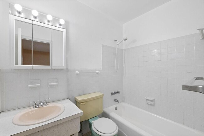 Building Photo - 4649 Bougainvilla Dr