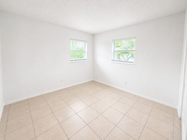 Building Photo - 5961 SW 41st St