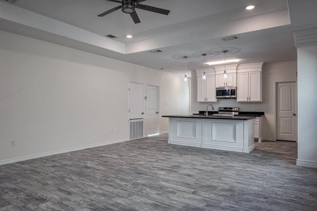 Building Photo - 1002 Tesoro Park