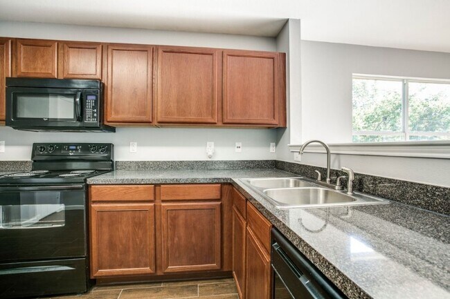 Building Photo - 2225 Splendor Ct