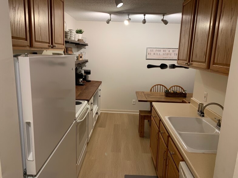 Eat In Kitchen - 2800 Hillsboro Ave N