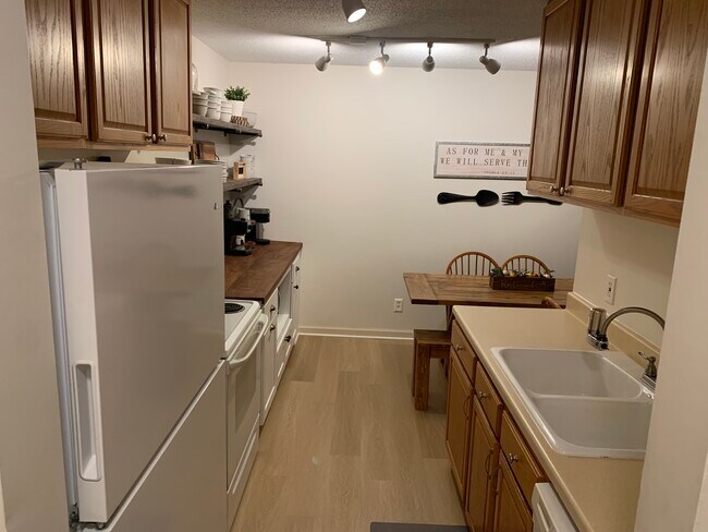 Eat In Kitchen - 2800 Hillsboro Ave N