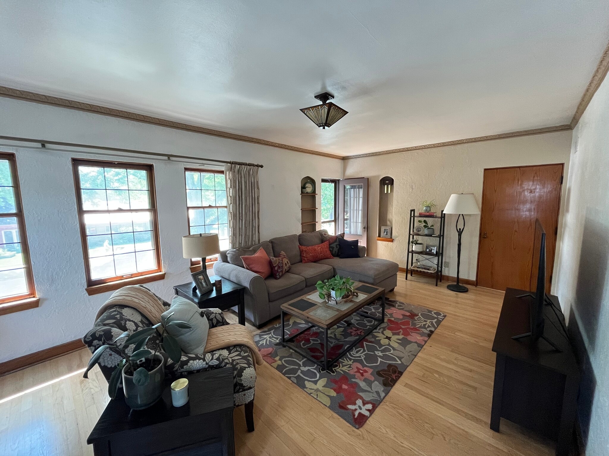 Living Room - 3508 S Pine Ave