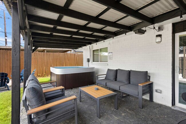 Building Photo - 3410 Country Club Dr
