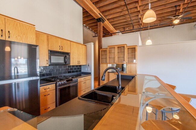 Building Photo - Modern Downtown Milwaukee Condo for Rent