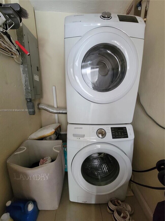 Building Photo - 6930 SW 12th St