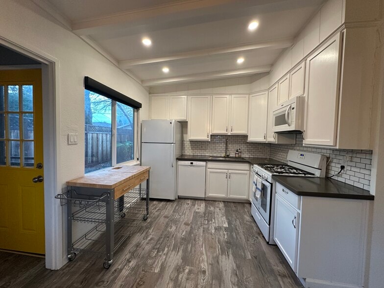 Kitchen - 195 Murlagan Ave