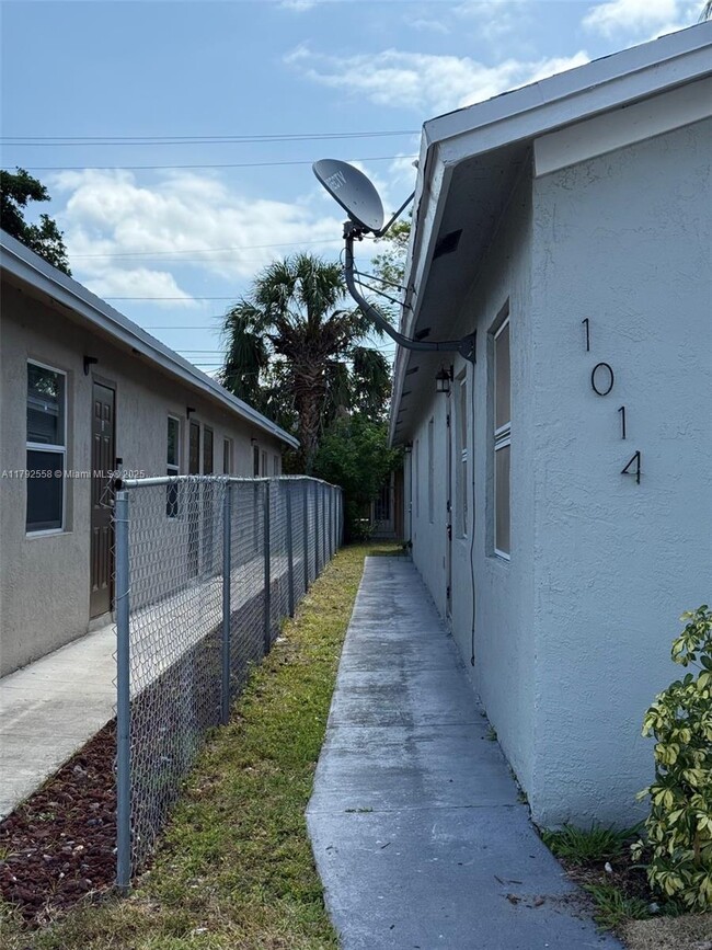 Building Photo - 1014 NW 6th Ave