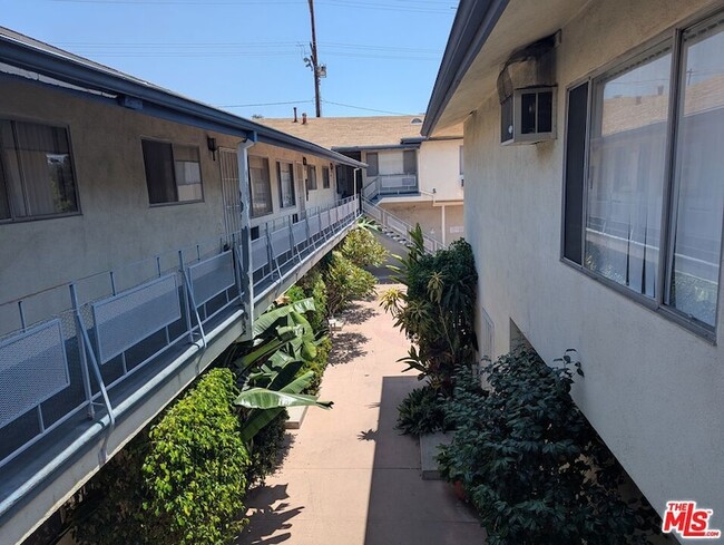 Building Photo - 1365 Orange Grove Ave