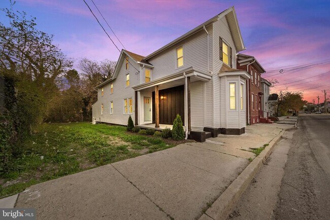 Building Photo - 4 Walnut St