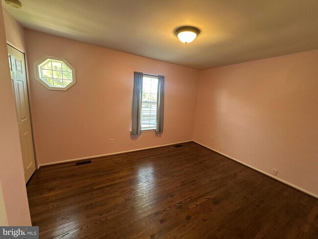 Building Photo - 175 Leedom Way