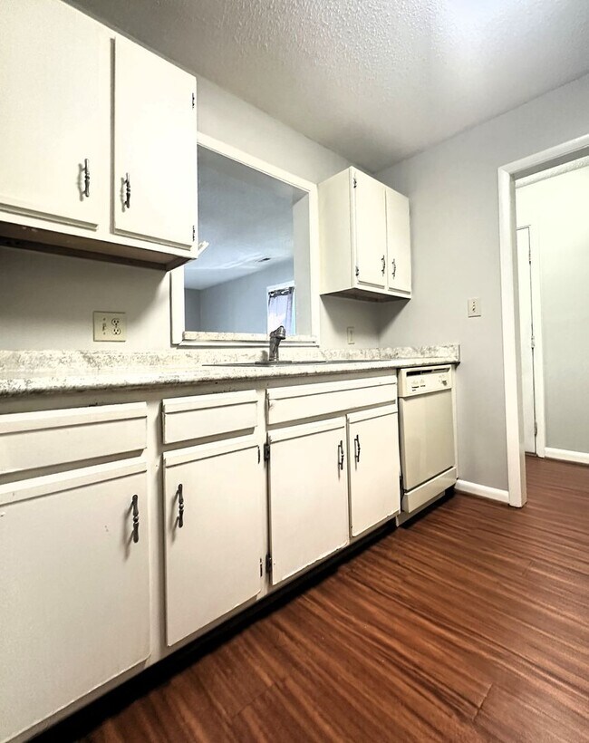 Building Photo - Sweetbriar Condos in North Raleigh - 2 bed...