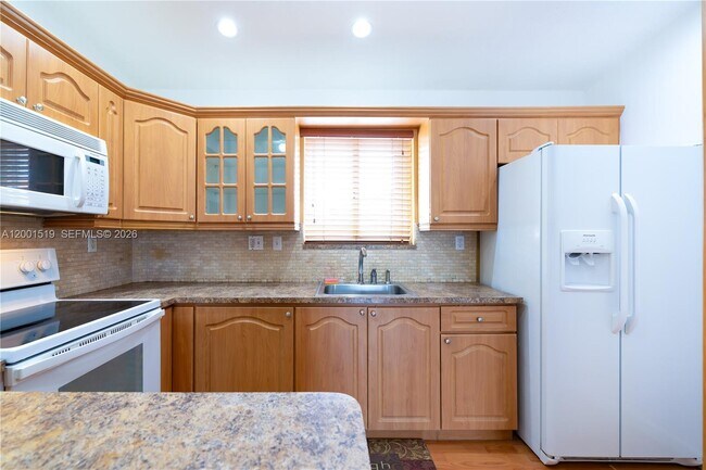 Building Photo - 10017 W Okeechobee Rd