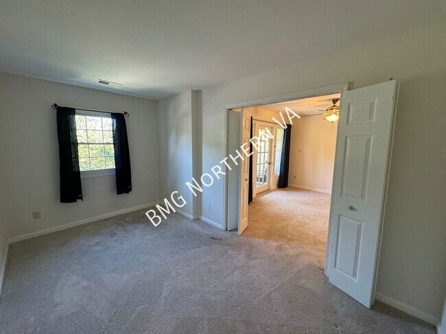 Building Photo - 5819-E Rexford Dr-