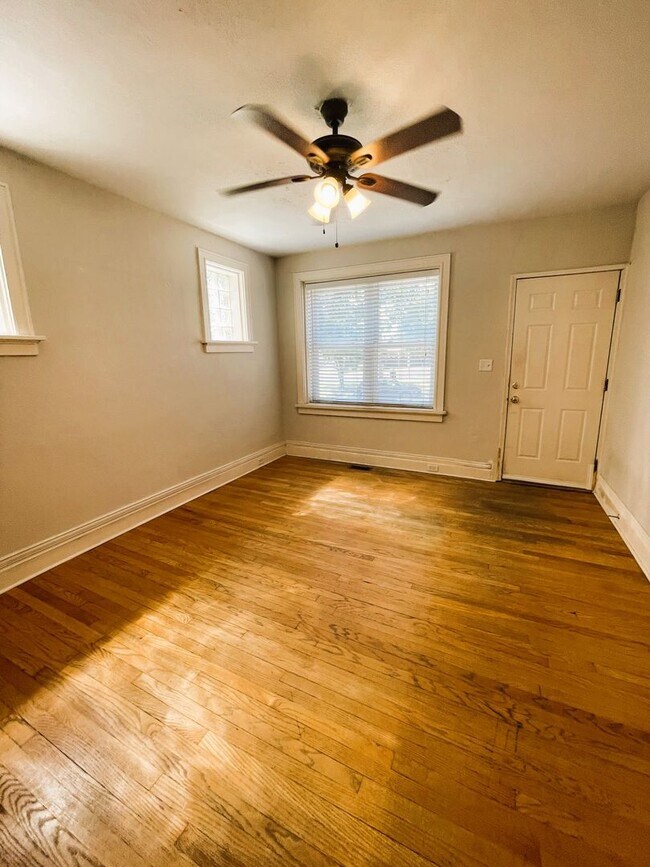 Building Photo - Lindenwood Ave 4919-4921