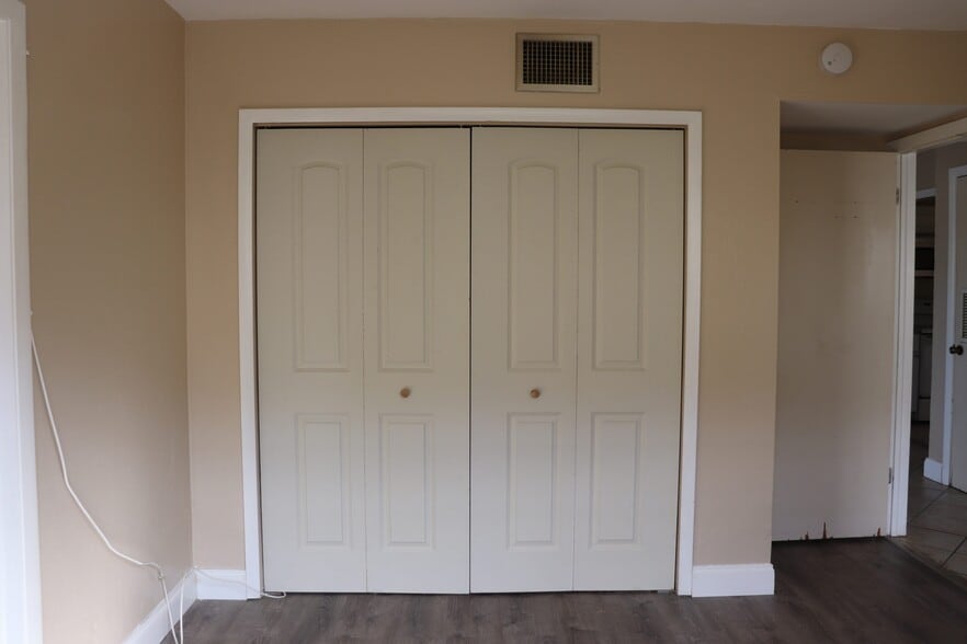 Building Photo - 4923 Vincennes Ct