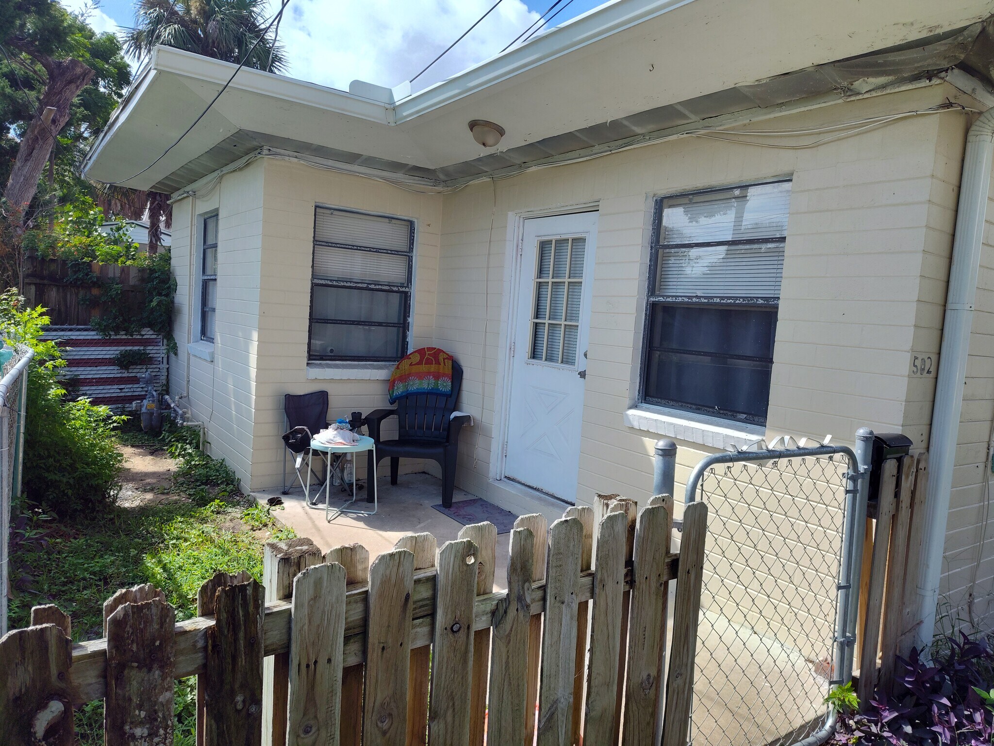 Building Photo - 318 N Oleander Ave