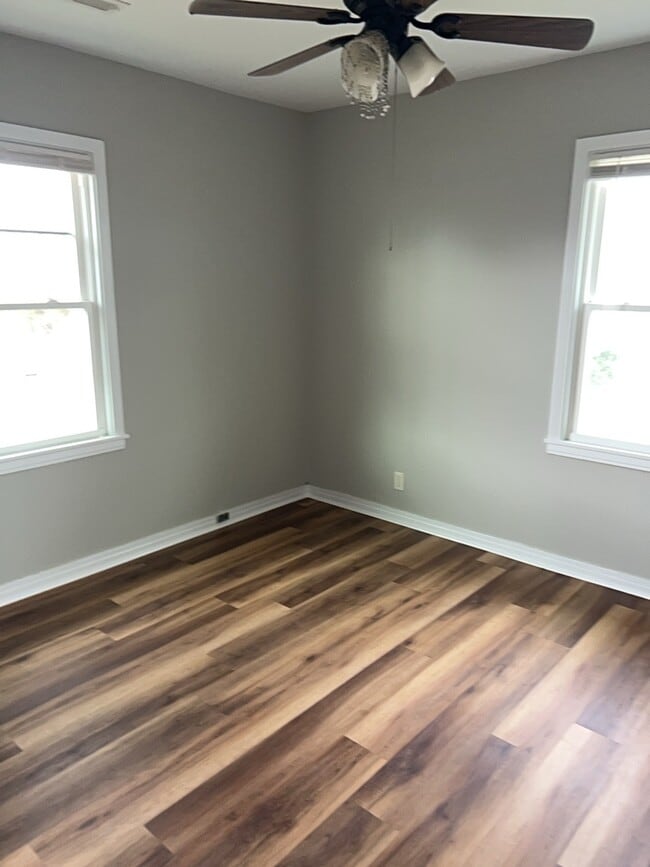 Building Photo - 300 E Parkview Dr