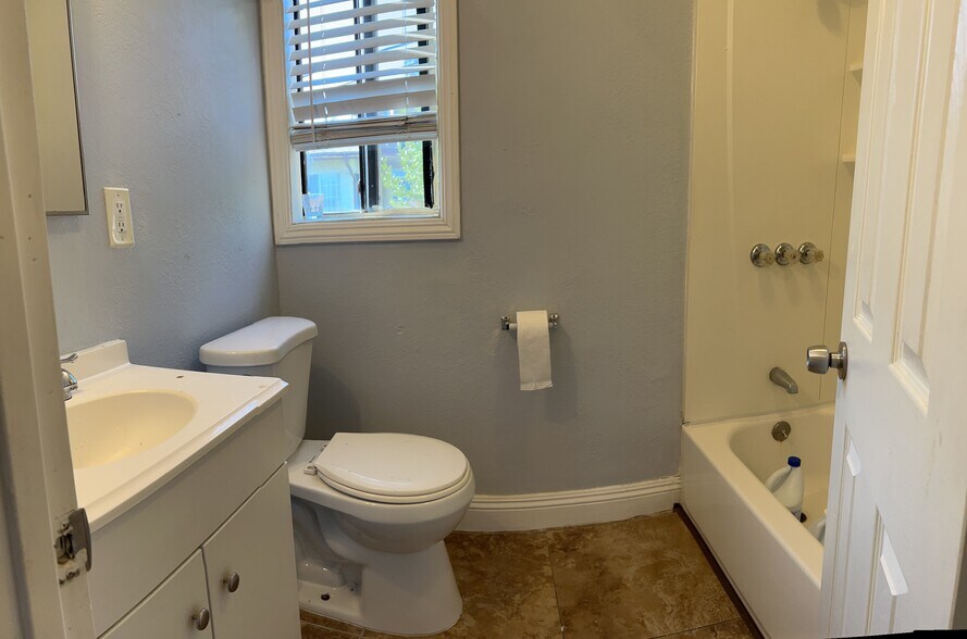 Building Photo - 2110 Keith St