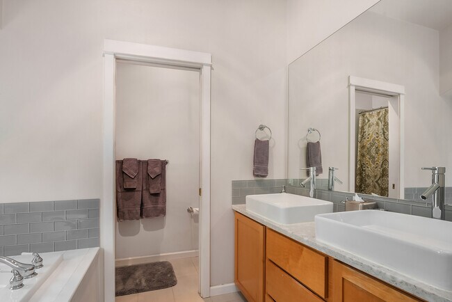 Building Photo - 2530 E Madison St