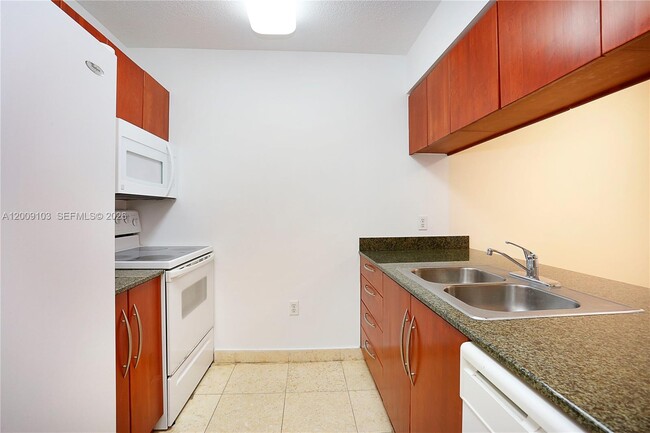 Building Photo - 1200 Brickell Bay Dr