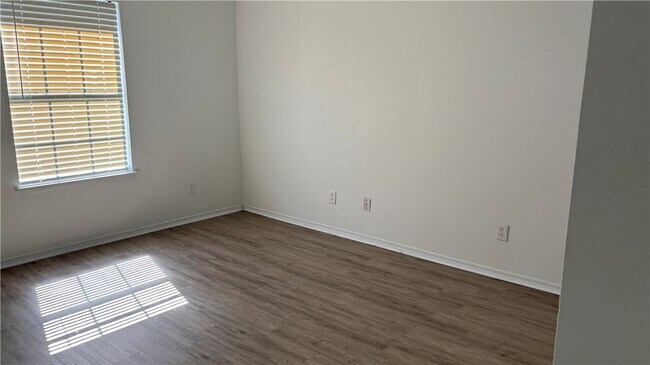 Building Photo - 621 E 1st St