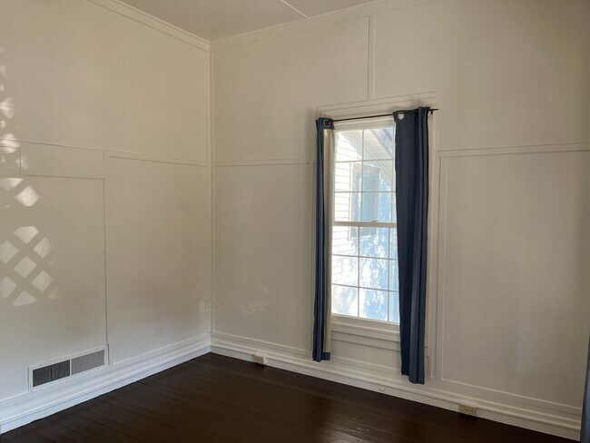 Building Photo - Early 1900's Charm In This Two Bedroom in Prescott