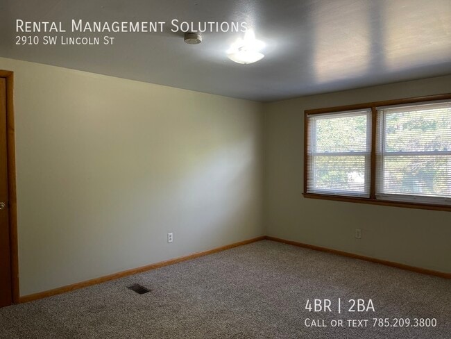 Building Photo - 2910 SW Lincoln St- 4 BED/2 BATH