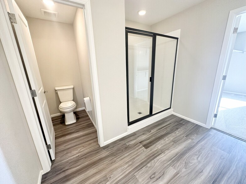 Building Photo - 870 Golden Peak Dr