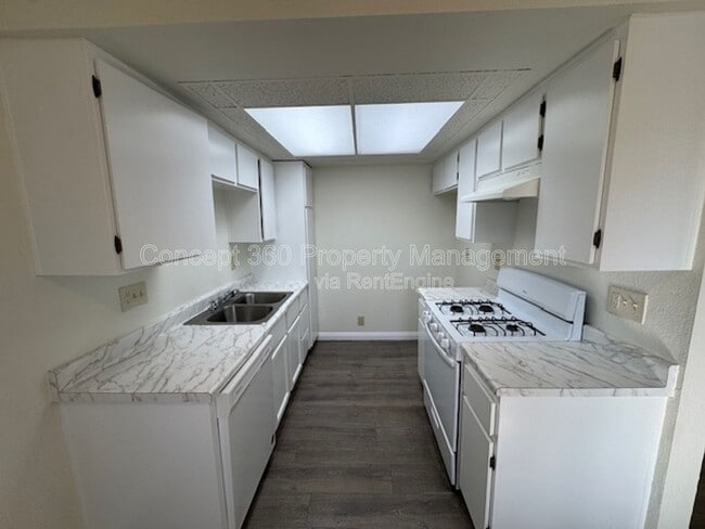 Building Photo - 9421 Cedar St