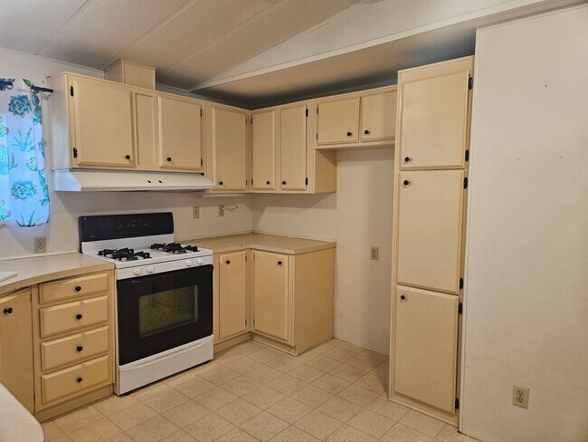 Building Photo - 2 bed/2 bath Manufactured Home in Desirabl...