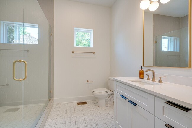 Building Photo - LIKE NEW - Beautiful 4 or 5 BR in Lockelan...